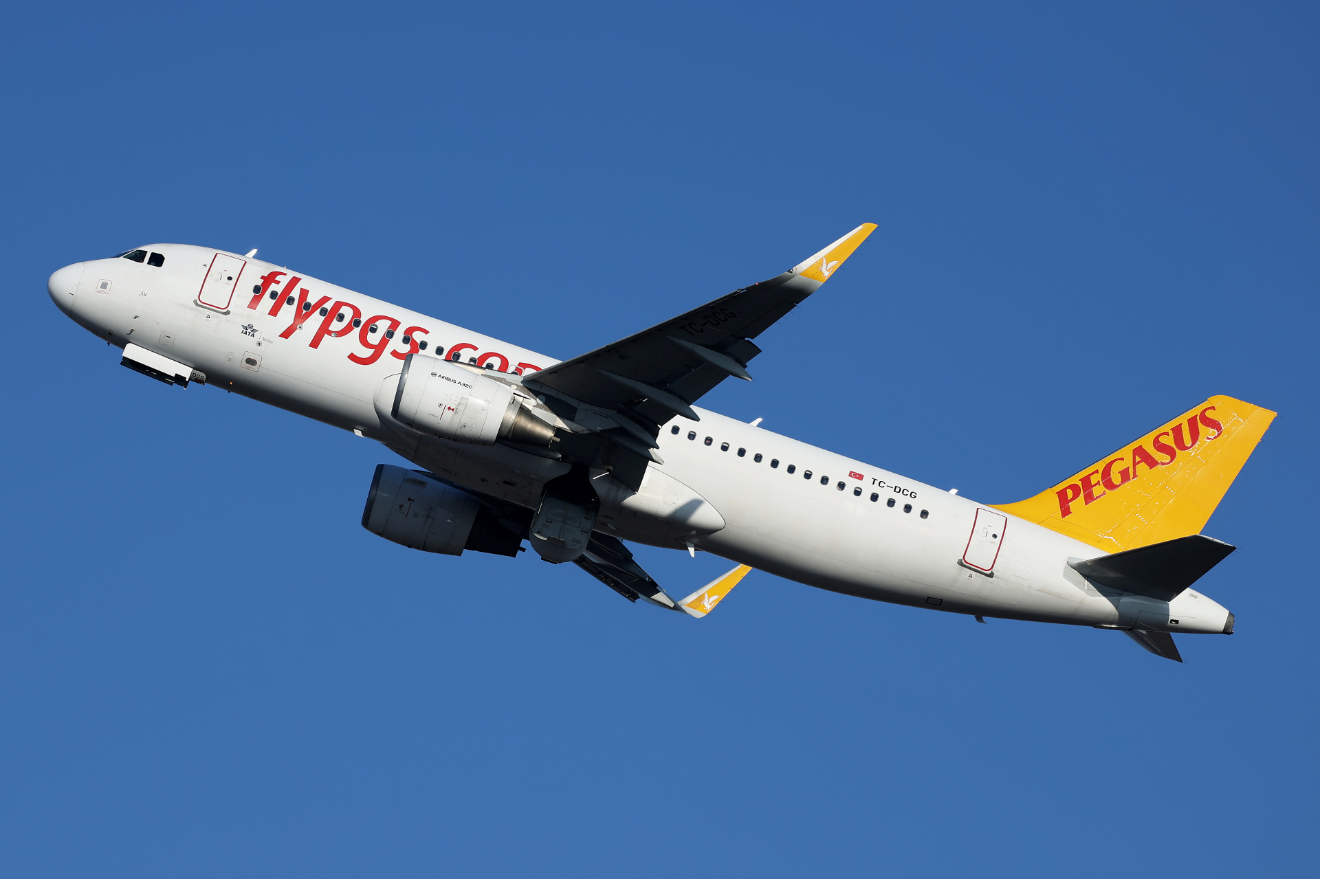 TC-DCG (Aircraft » EPWA Spotting » Airbus A320-200 » Pegasus Airlines)