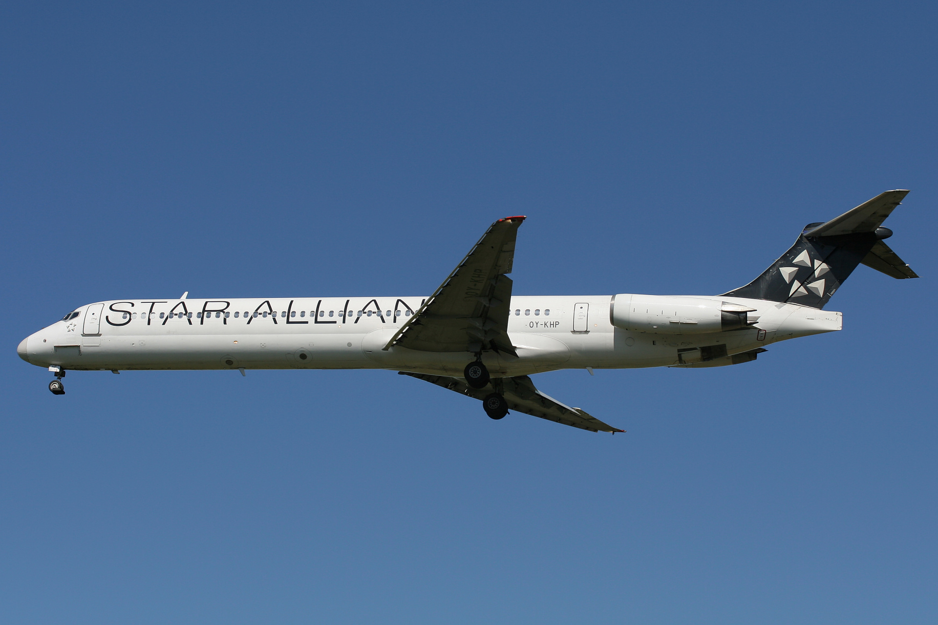 OY-KHP (malowanie Star Alliance) (Samoloty » Spotting na EPWA » McDonnell Douglas MD-82 » SAS Scandinavian Airlines)