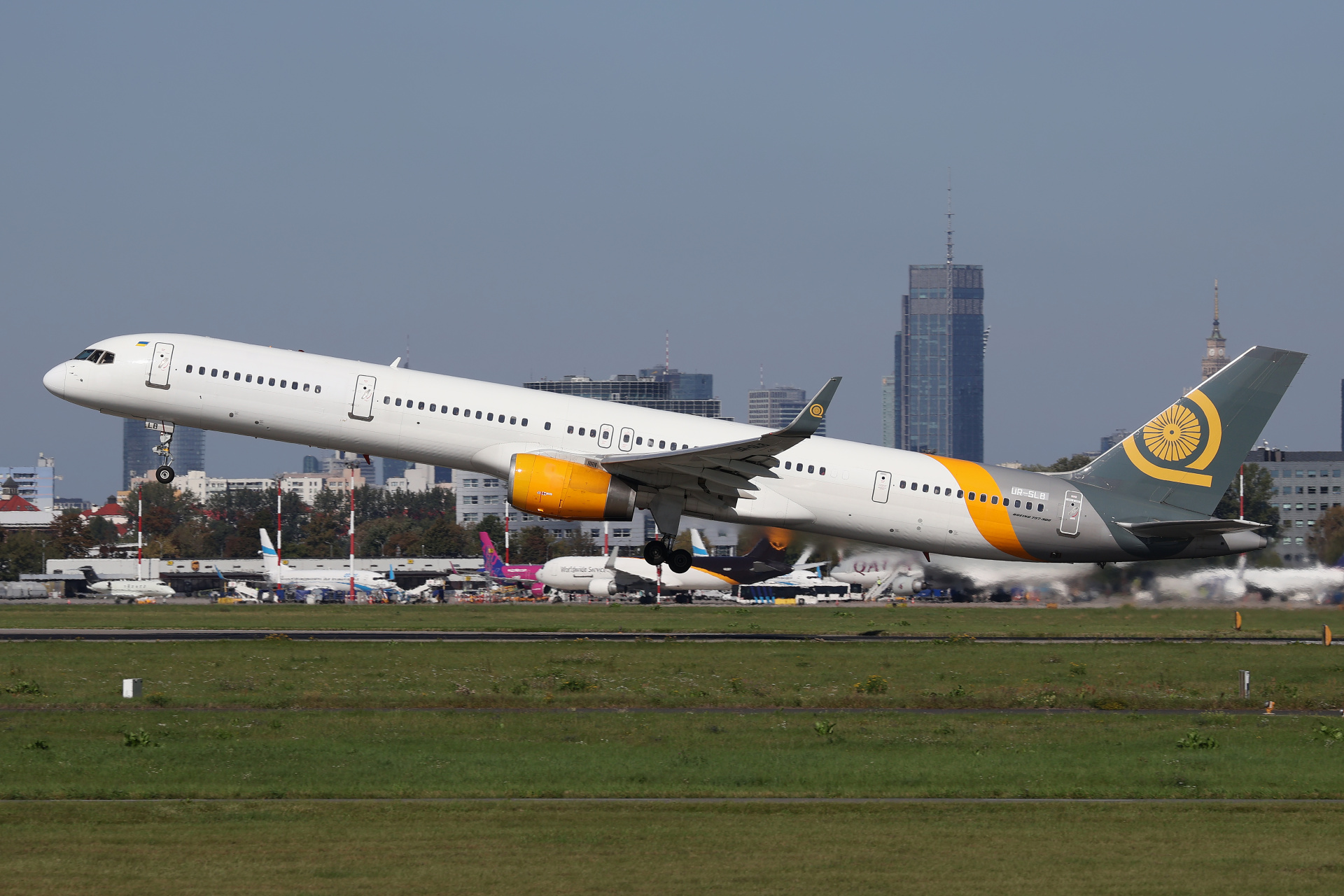 UR-SLB (częściowe malowanie Air Q) (Samoloty » Spotting na EPWA » Boeing 757-300 » SkyLine Express Airline)