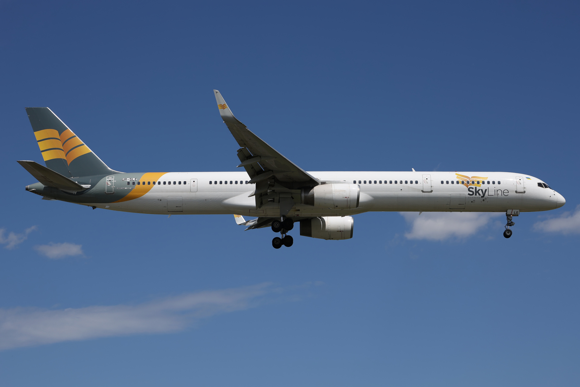 UR-SLE (Aircraft » EPWA Spotting » Boeing 757-300 » SkyLine Express Airline)