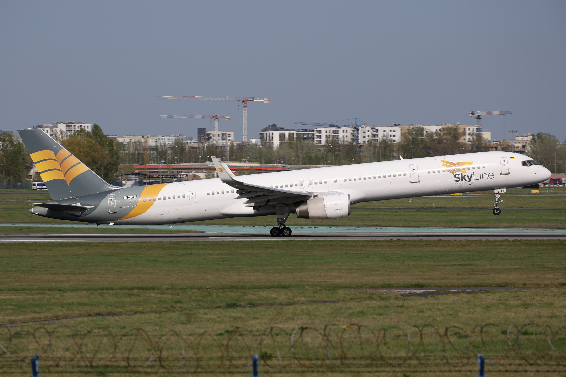 UR-SLE (Aircraft » EPWA Spotting » Boeing 757-300 » SkyLine Express Airline)