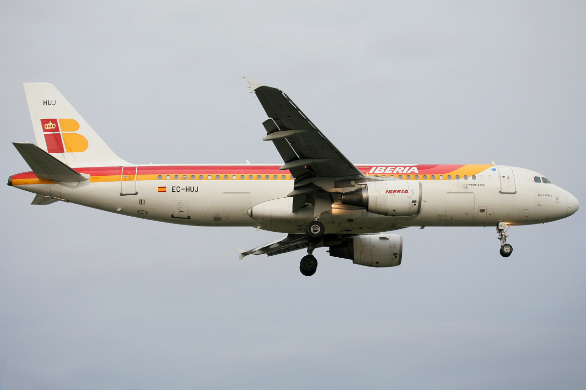 EC-HUJ (Aircraft » EPWA Spotting » Airbus A320-200 » Iberia)