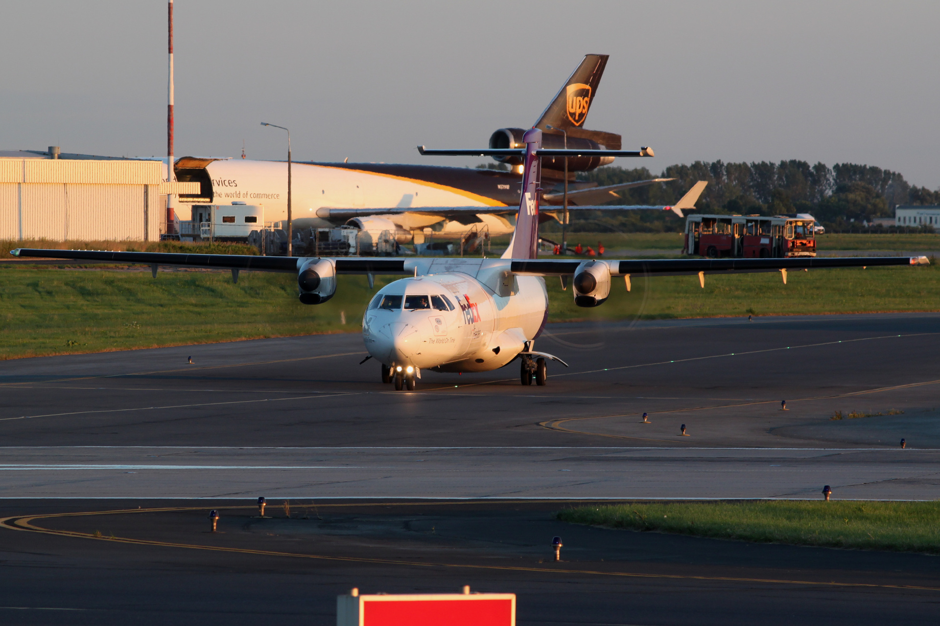 EI-FXH, FedEx (Samoloty » Spotting na EPWA » ATR 72 » FedEx)