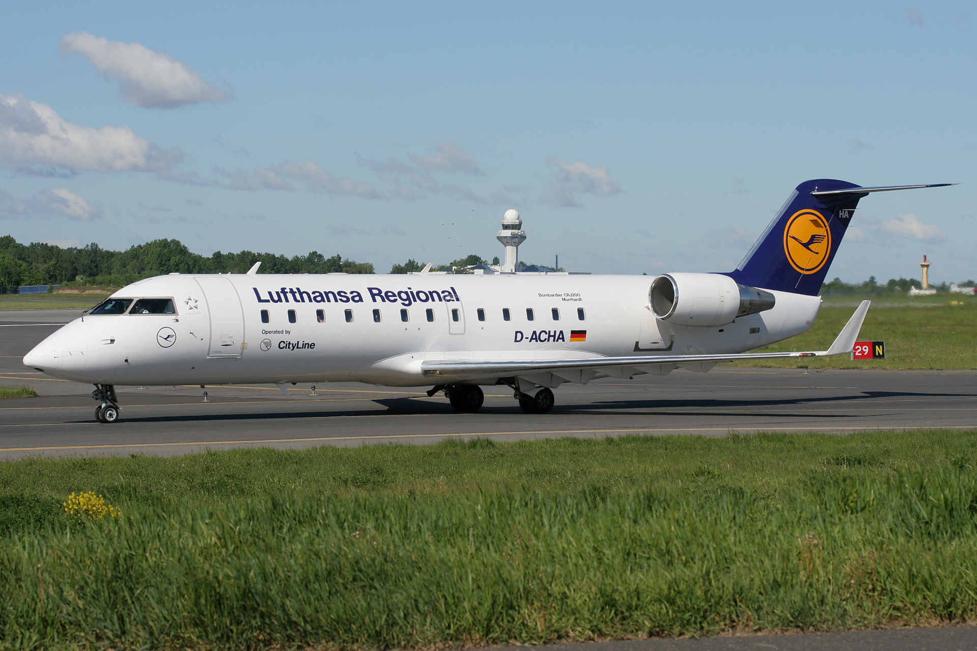 D-ACHA (CityLine) (Samoloty » Spotting na EPWA » Bombardier CL-600 Regional Jet » CRJ-200 » Lufthansa Regional)