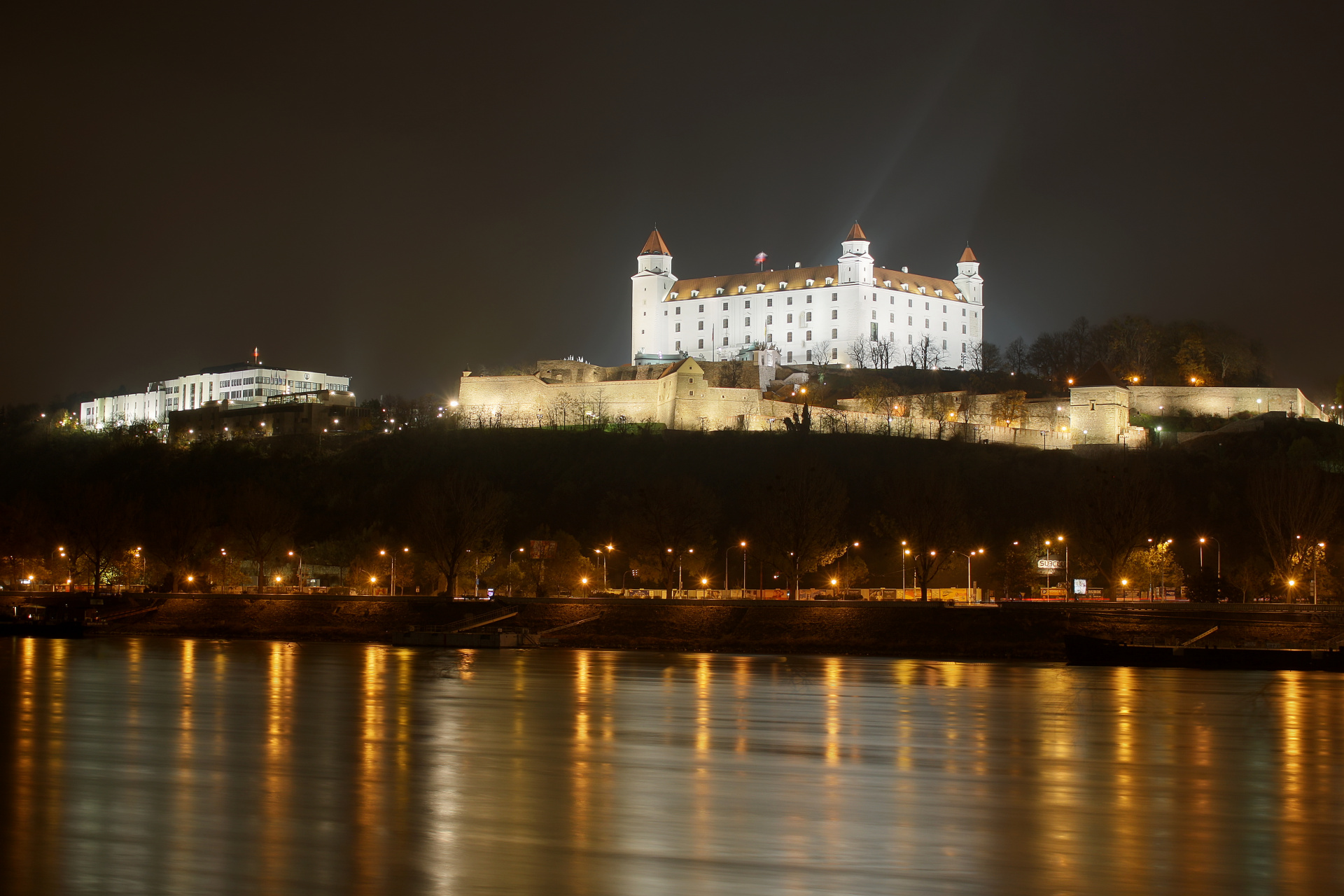 Zamek w Bratysławie i budynek Rady Narodowej (Podróże » Bratysława » Miasto w nocy)