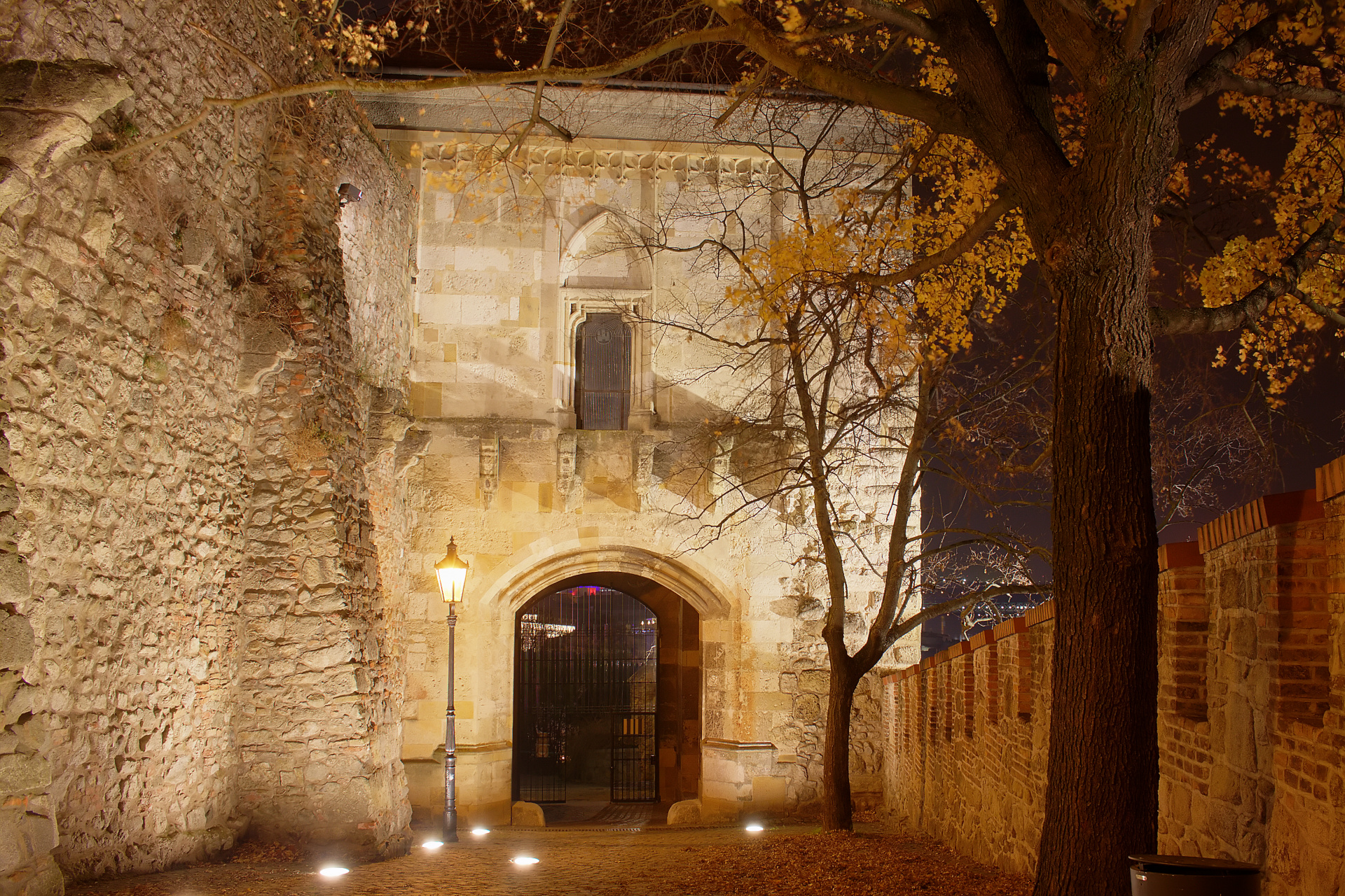 Žigmundova brána - Sigismund Gate (Travels » Bratislava » The City At Night)