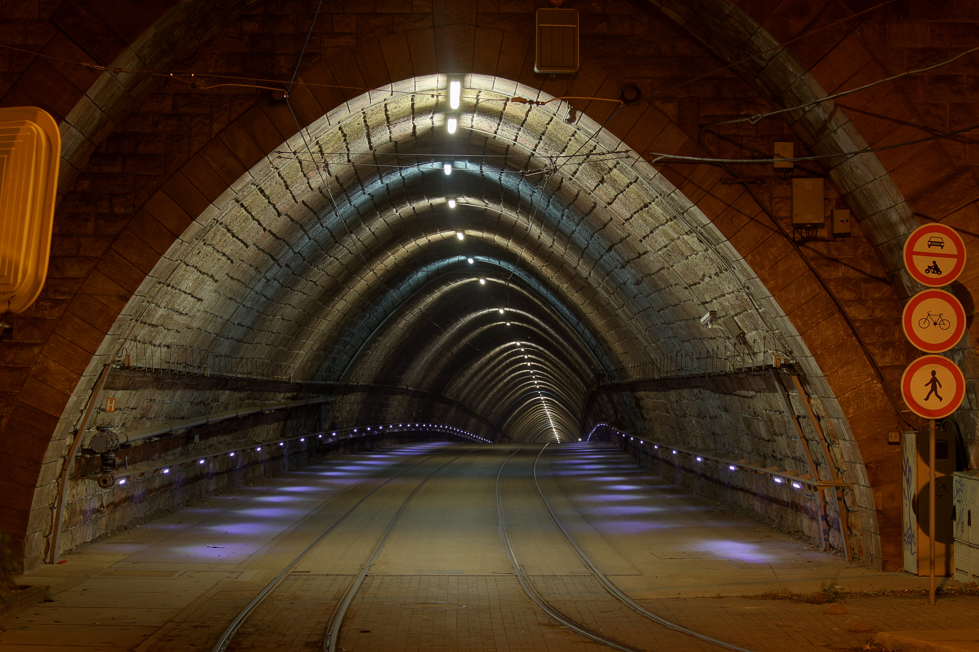 Tunel tramwajowy (Podróże » Bratysława » Miasto w nocy)