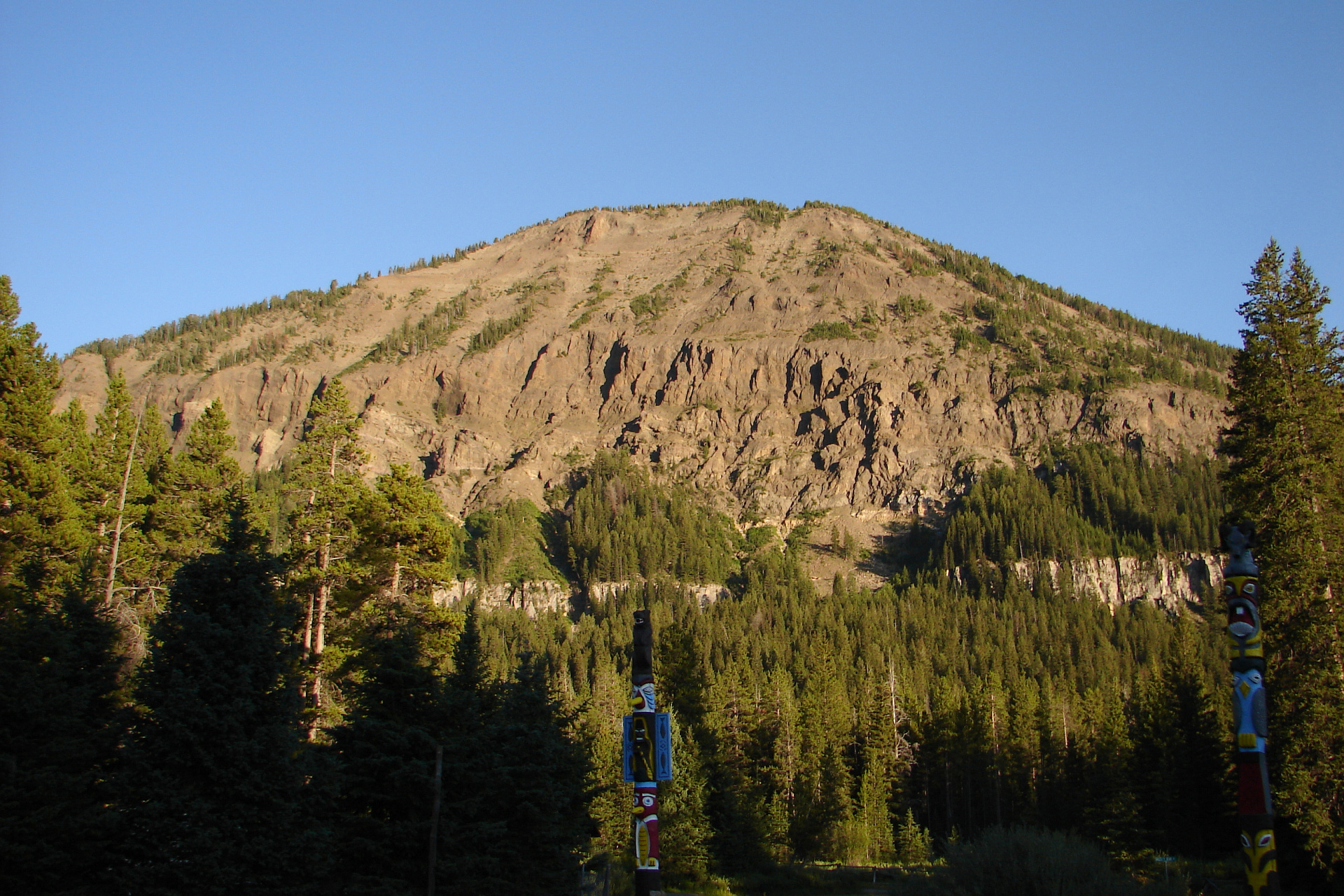 Amphitheater Mountain z Silver Gate (Grizzly Lodge) (Podróże » USA: Na ziemi Czejenów » Wielka Podróż » Droga 212 » Beartooth Pass)