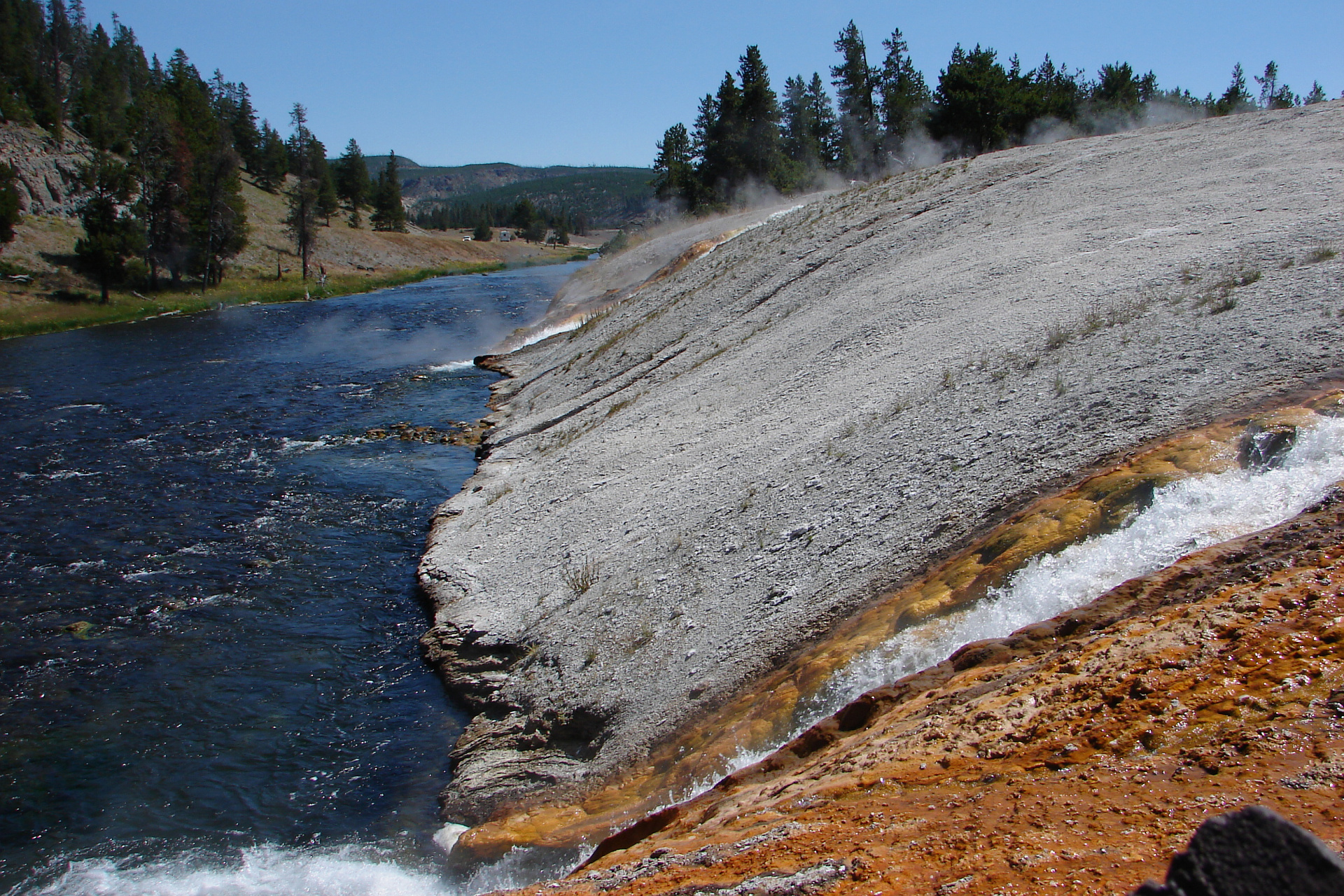 Firehole River (Podróże » USA: Na ziemi Czejenów » Wielka Podróż » Park Narodowy Yellowstone » Gejzery, gorące źródła i jeziora » Midway Geyser Basin)