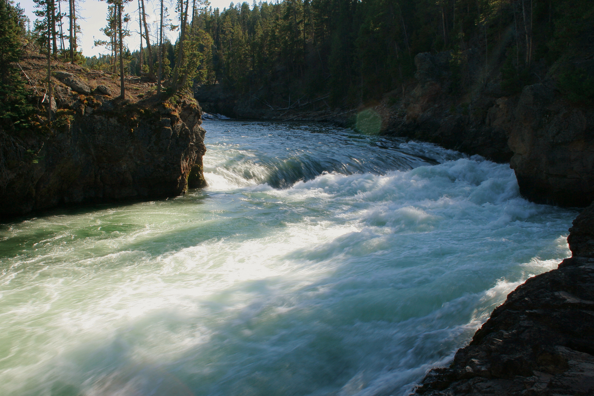 Rzeka Yellowstone w pobliżu Upper Falls (Podróże » USA: Na ziemi Czejenów » Wielka Podróż » Park Narodowy Yellowstone » Wodospady)