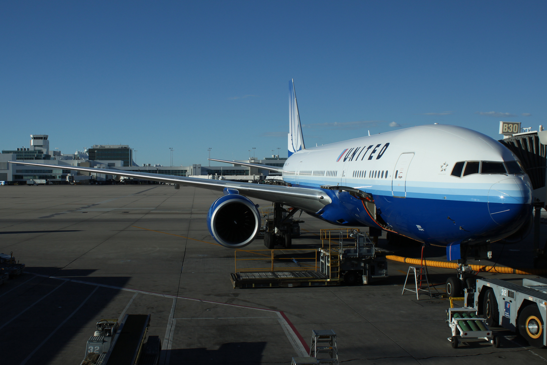 Boeing 777-200ER, N794UA, United Airlines (Podróże » USA: Drogi nie obrane » Samoloty)