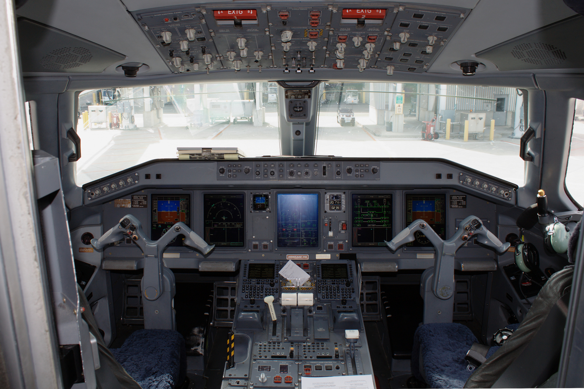 Embraer 170, N638RW, United Express (Shuttle America) - kokpit (Podróże » USA: Drogi nie obrane » Samoloty)