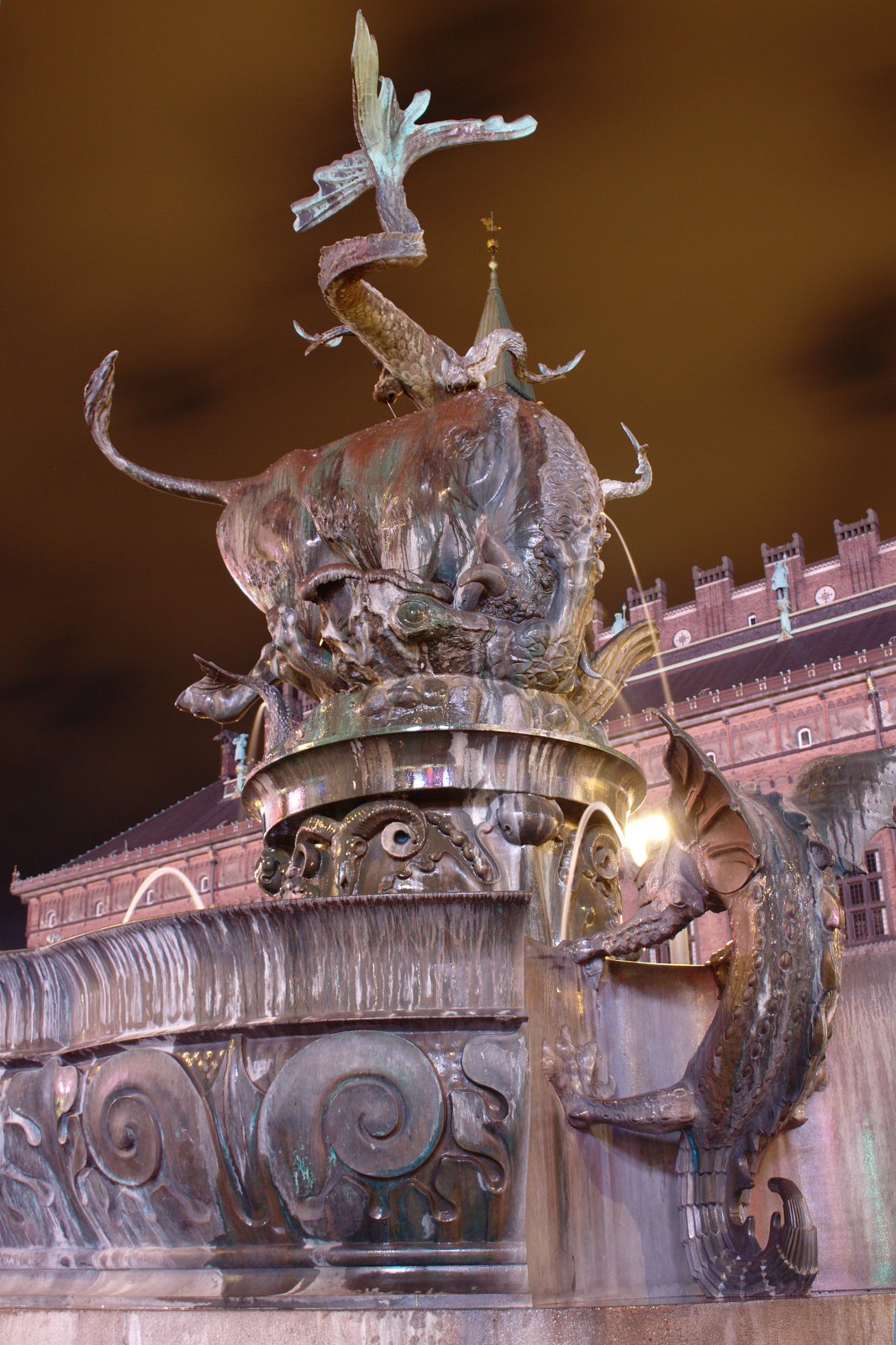 Smocza fontanna (Podróże » Kopenhaga » Miasto w nocy)