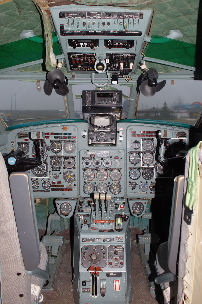 Yakovlev Yak-40E, HA-LRA, Linair - cockpit