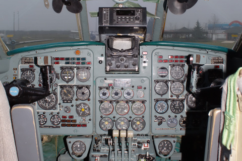 Yakovlev Yak-40E, HA-LRA, Linair - cockpit