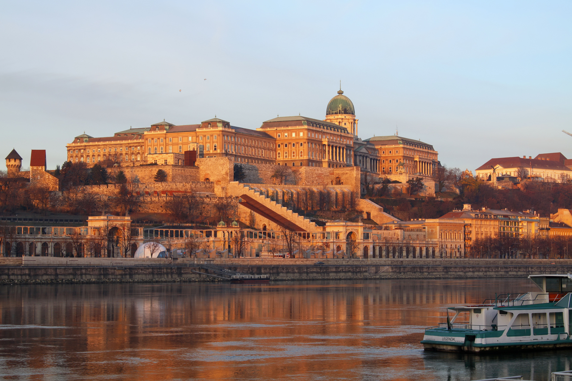 Zamek w Budzie o wschodzie słońca (Podróże » Budapeszt » Budapeszt za dnia)