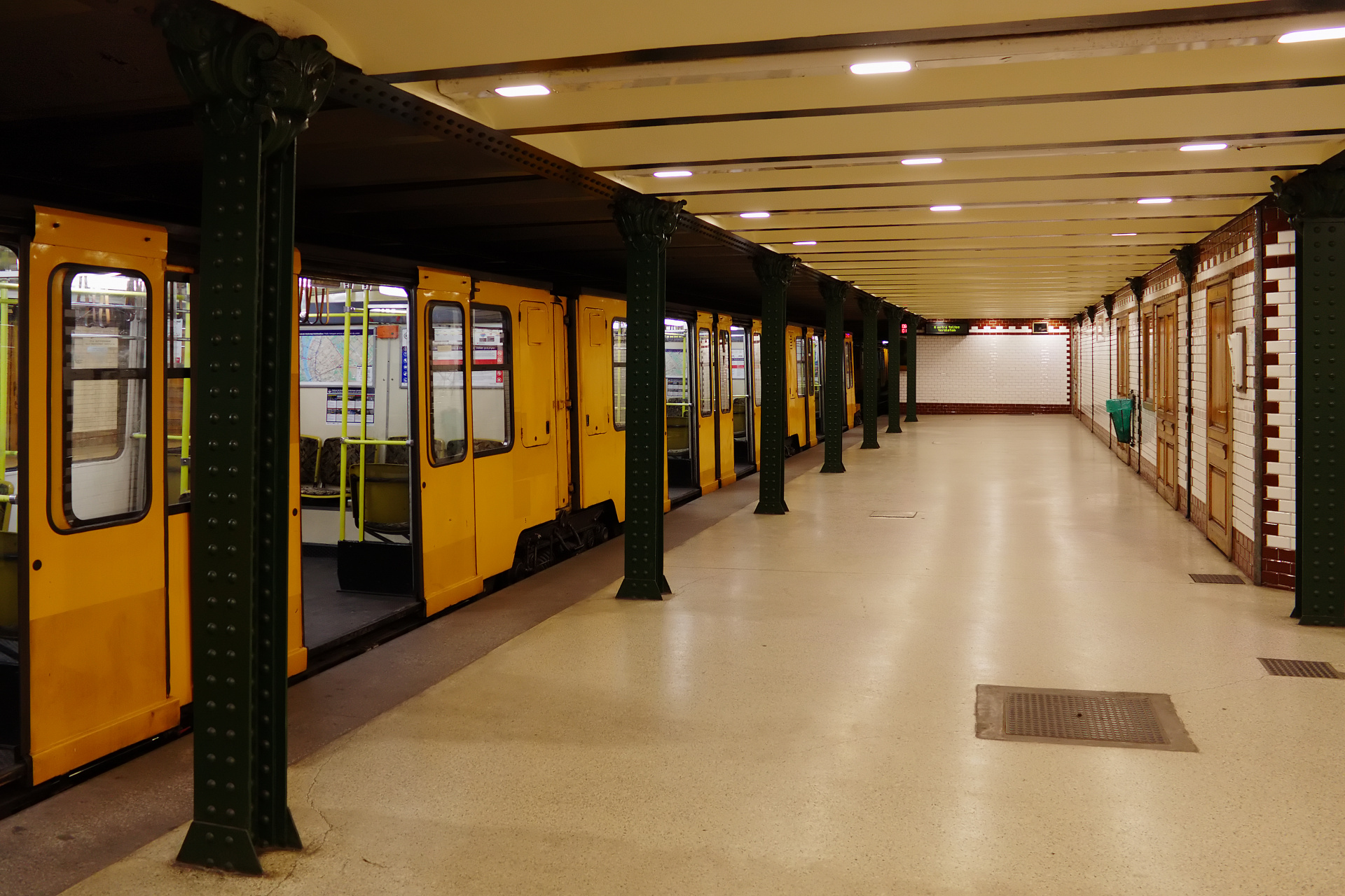 Metro M1 (Podróże » Budapeszt » Budapeszt za dnia)