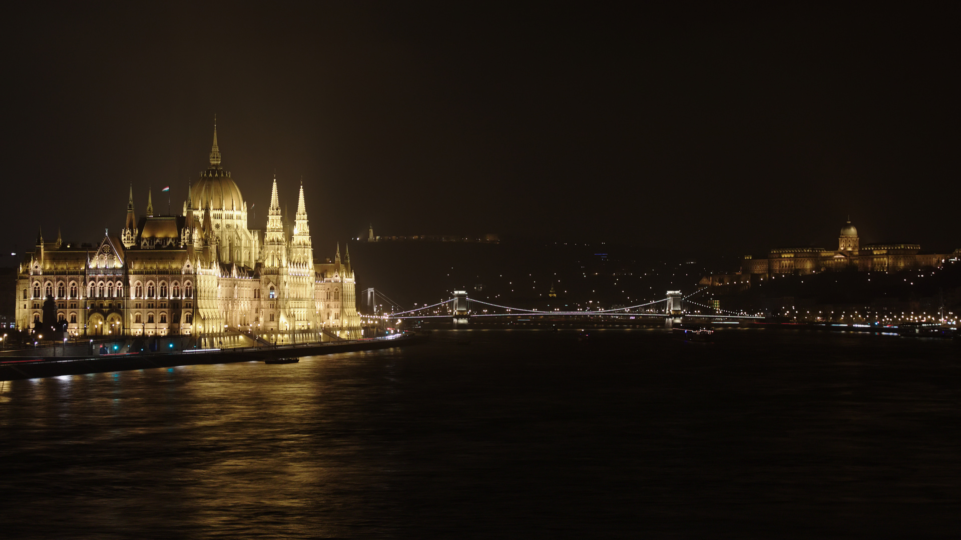 Dunaj, Parlament, Most łańcuchowy Széchenyiego i Zamek Królewski (Podróże » Budapeszt » Budapeszt w nocy)