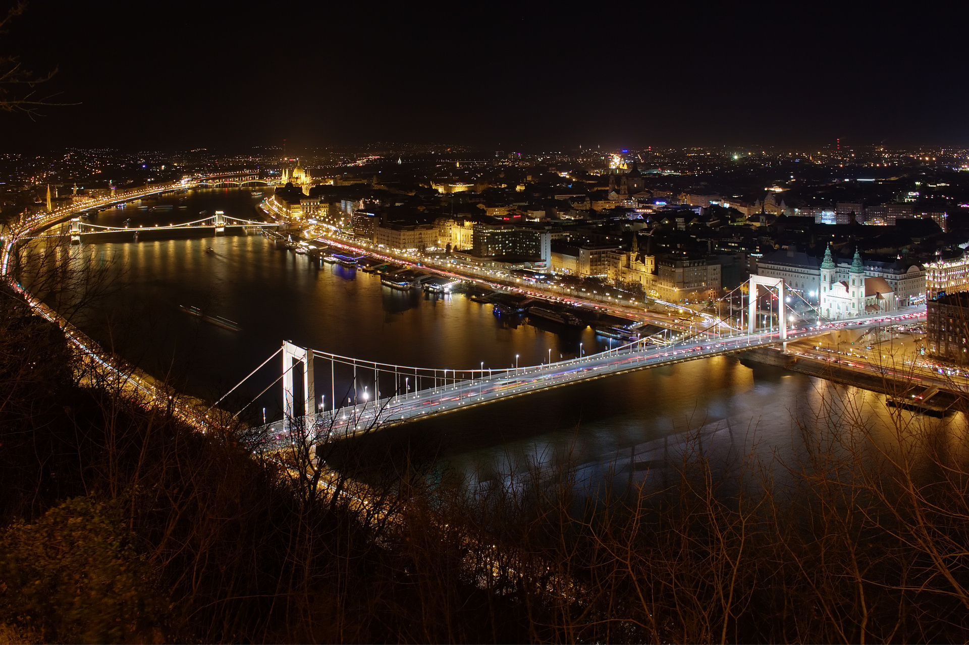 Erzsébet híd - Most Elżbiety i Peszt ze Wzgórza Gellerta (Podróże » Budapeszt » Budapeszt w nocy)