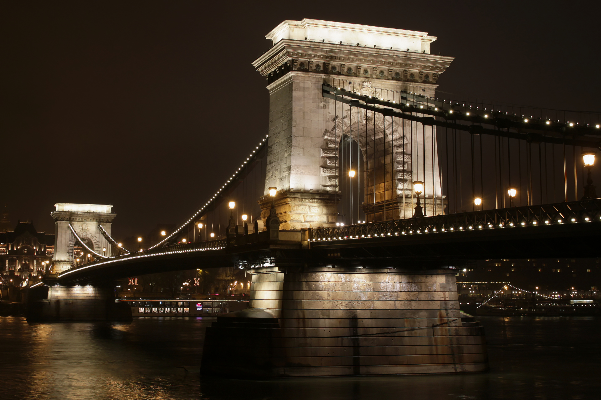 Széchenyi Lánchíd - Széchenyi Chain Bridge (Travels » Budapest » Budapest at Night)