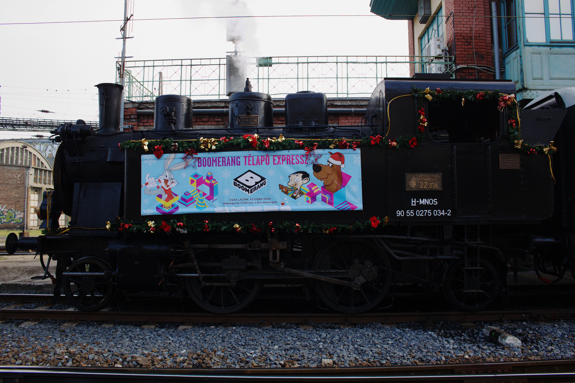 MÁVAG 22.034, MÁV Nosztalgia ("Boomerang Télapó Expressz - Boomerang Santa Express" decoration) (Travels » Budapest » Vehicles » Trains and Locomotives)