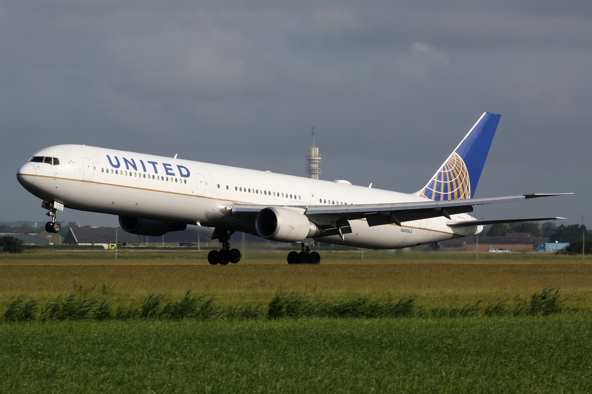 N69063, United Airlines (Aircraft » Schiphol Spotting » Boeing 767-400)