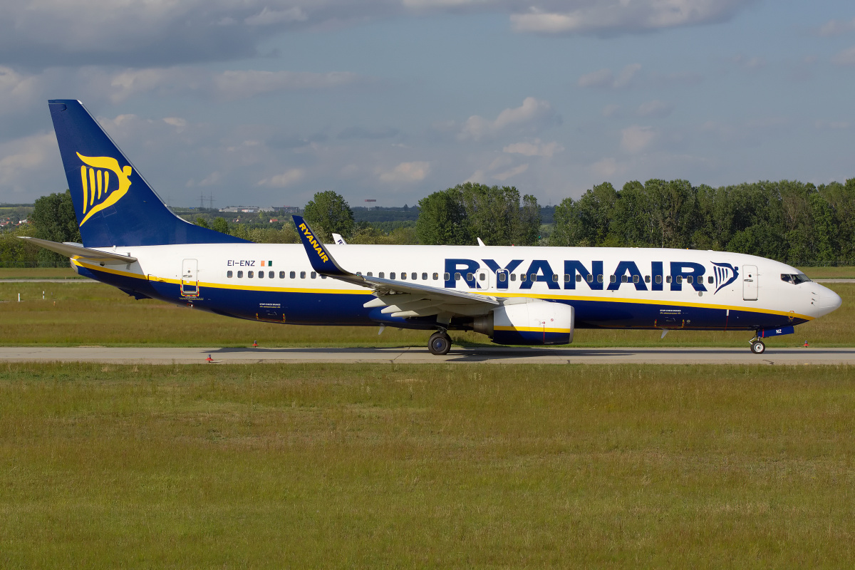 EI-ENZ, Ryanair (Samoloty » Spotting na Ferihegy » Boeing 737-800)