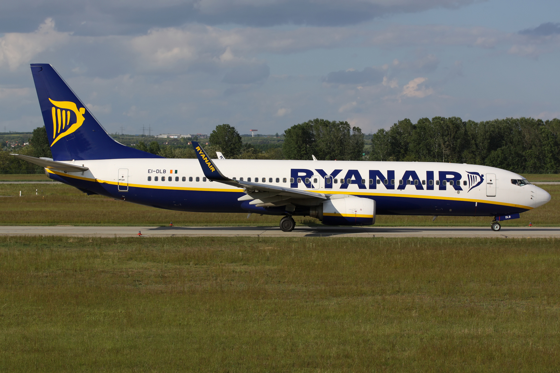 EI-DLB, Ryanair (Samoloty » Spotting na Ferihegy » Boeing 737-800)