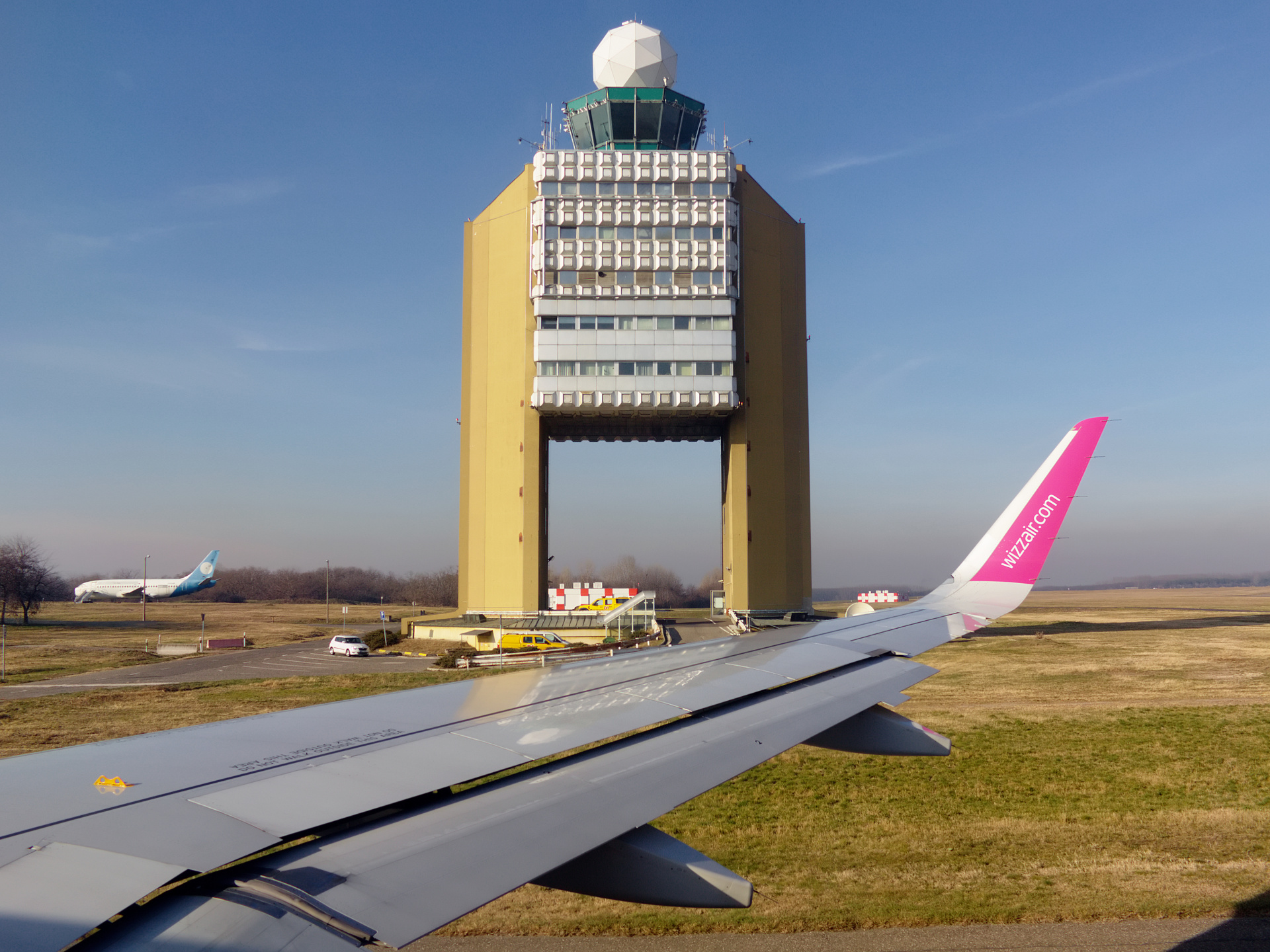 Wieża kontroli lotów w Ferihegy (Podróże » Budapeszt » Lot do domu)
