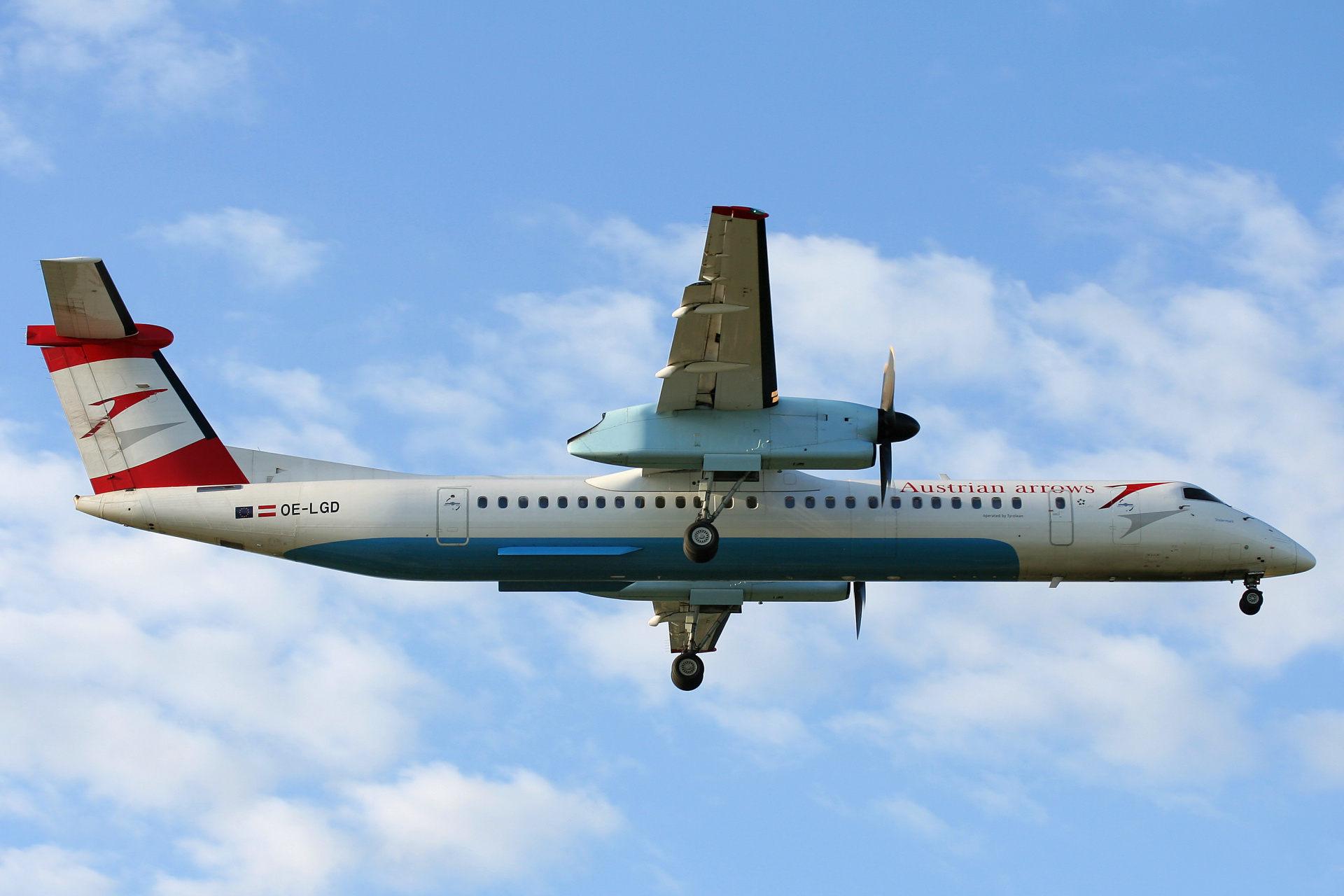 OE-LGD, Austrian arrows (Tyrolean) (Samoloty » Spotting na EPWA » De Havilland Canada DHC-8 Dash 8 » Austrian Airlines)