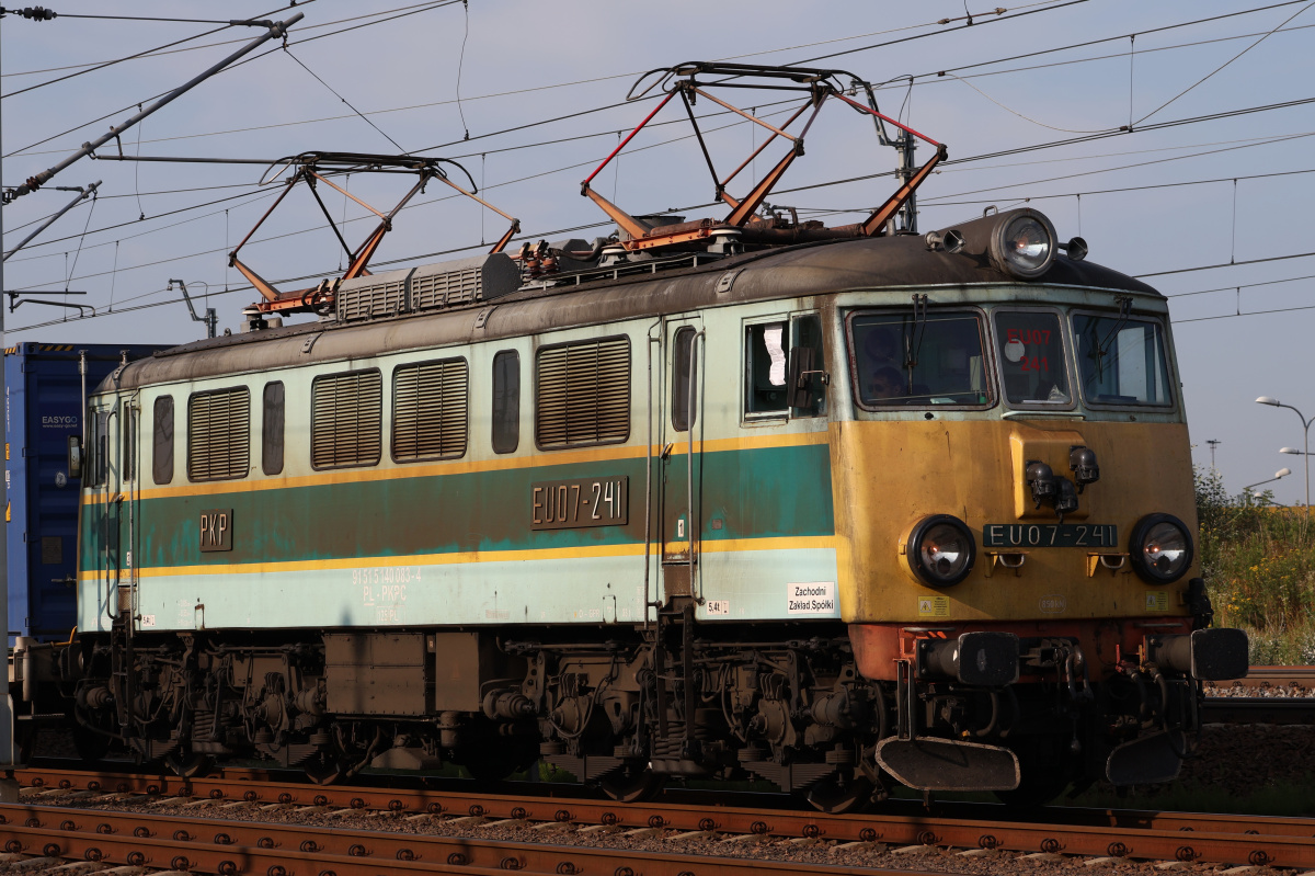 EU07-241 (malatura retro) (Pojazdy » Pociągi i lokomotywy » Pafawag 4E)