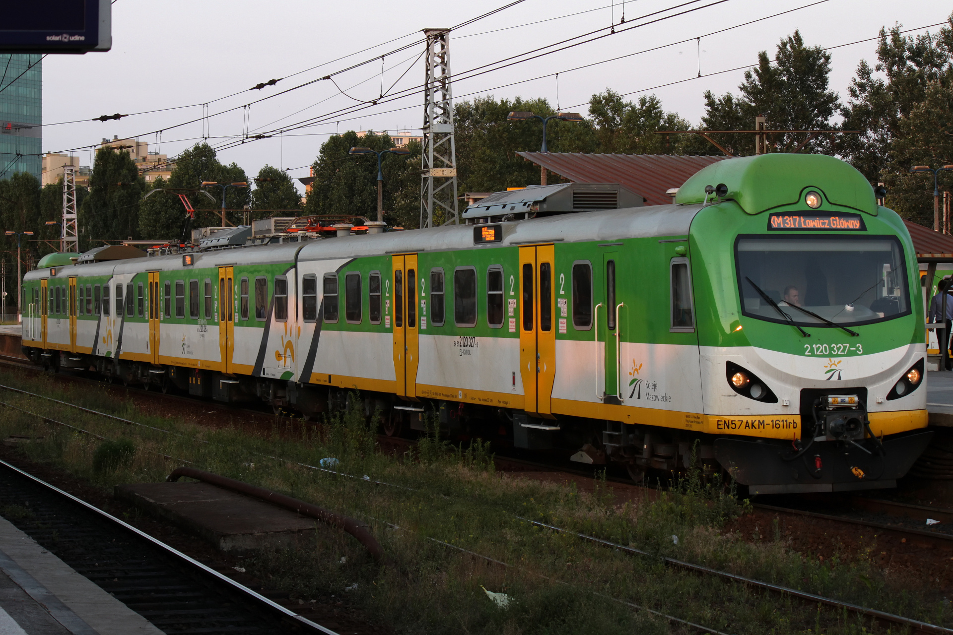 EN57AKM-1611 (Vehicles » Trains and Locomotives » Pafawag 5B/6B (EN57 and revisions) » Koleje Mazowieckie)