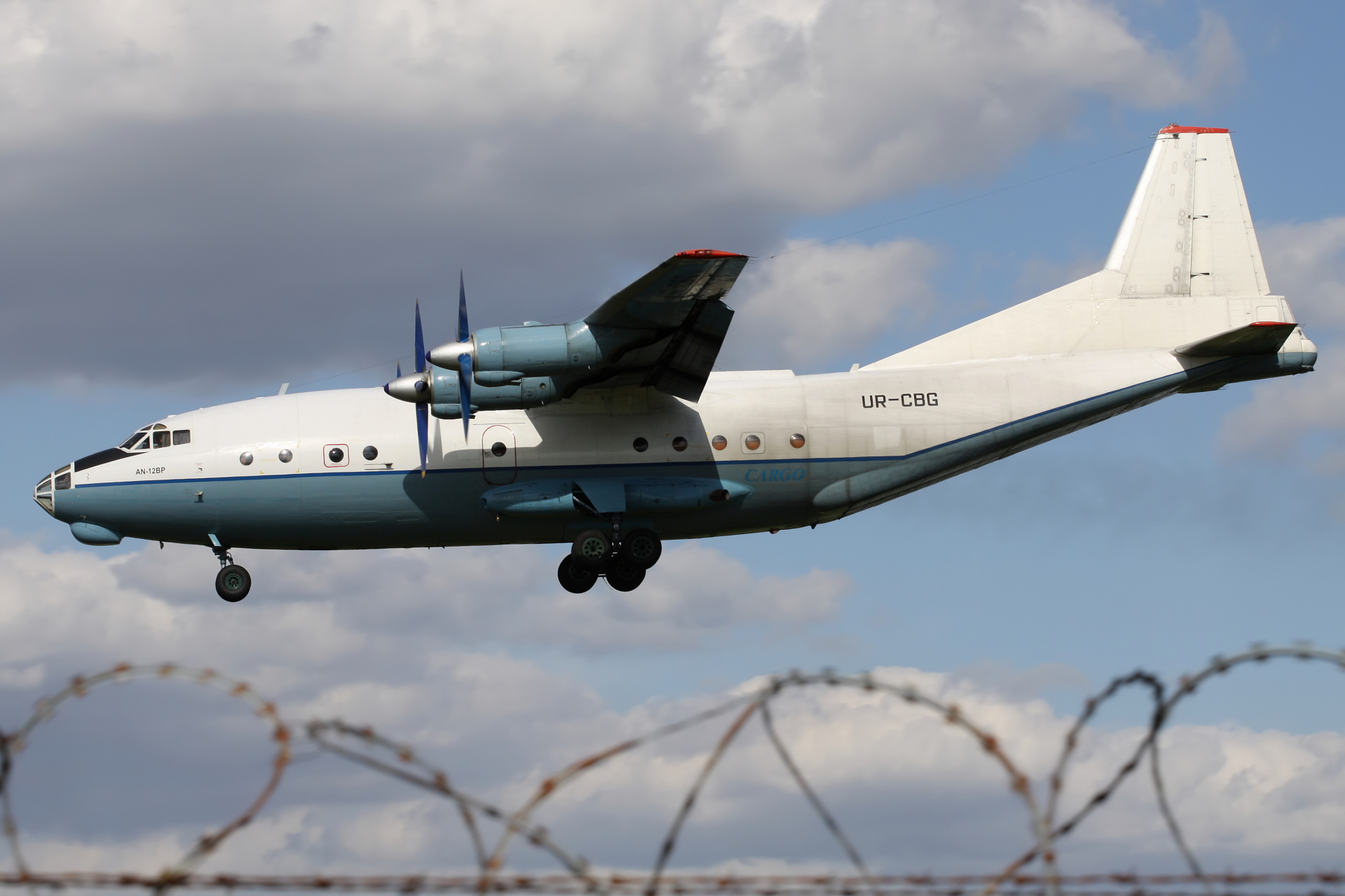An-12BP, UR-CBG (Aircraft » EPWA Spotting » Antonov An-12 » Cavok Air)