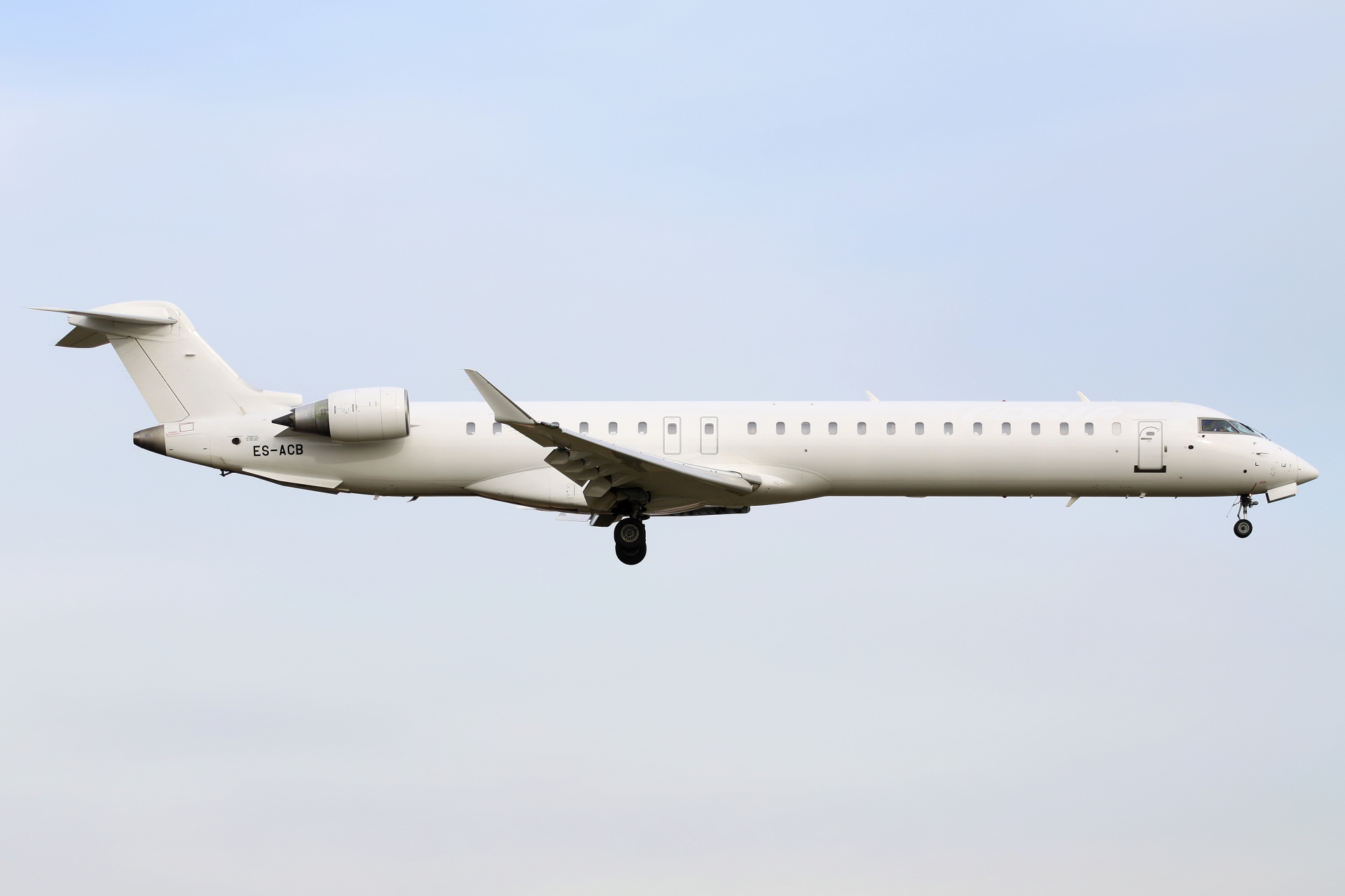 ES-ACB (no livery) (Aircraft » EPWA Spotting » Mitsubishi Regional Jet » CRJ-900 » Nordica)