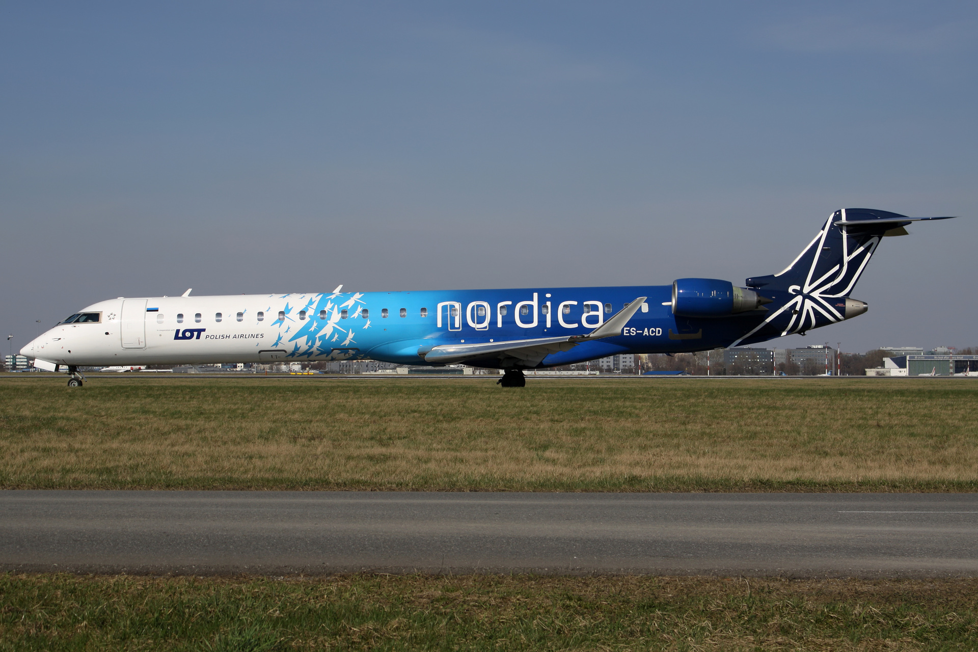 ES-ACD (LOT Polish Airlines) (Aircraft » EPWA Spotting » Mitsubishi Regional Jet » CRJ-900 » Nordica)