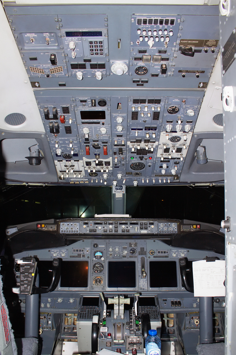 PH-BXD - cockpit