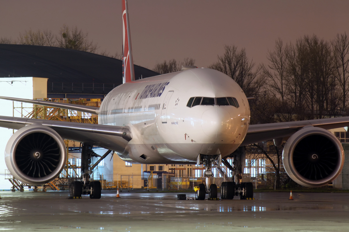 TC-JJL (Aircraft » EPWA Spotting » Boeing 777-300ER » THY Turkish Airlines)