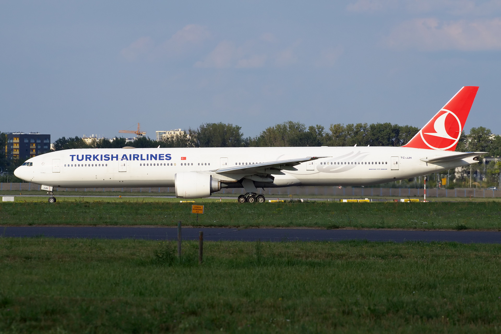 TC-JJH (Aircraft » EPWA Spotting » Boeing 777-300ER » THY Turkish Airlines)