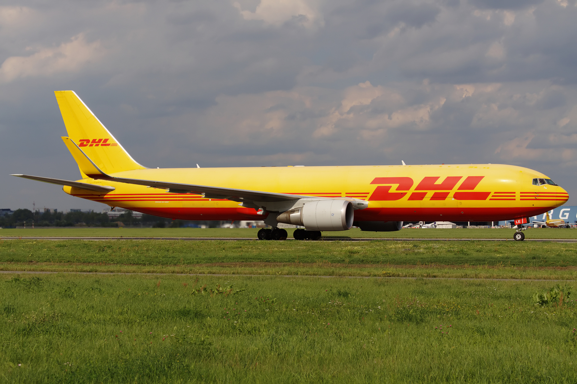 G-DHLE (Aircraft » EPWA Spotting » Boeing 767-300F » DHL)