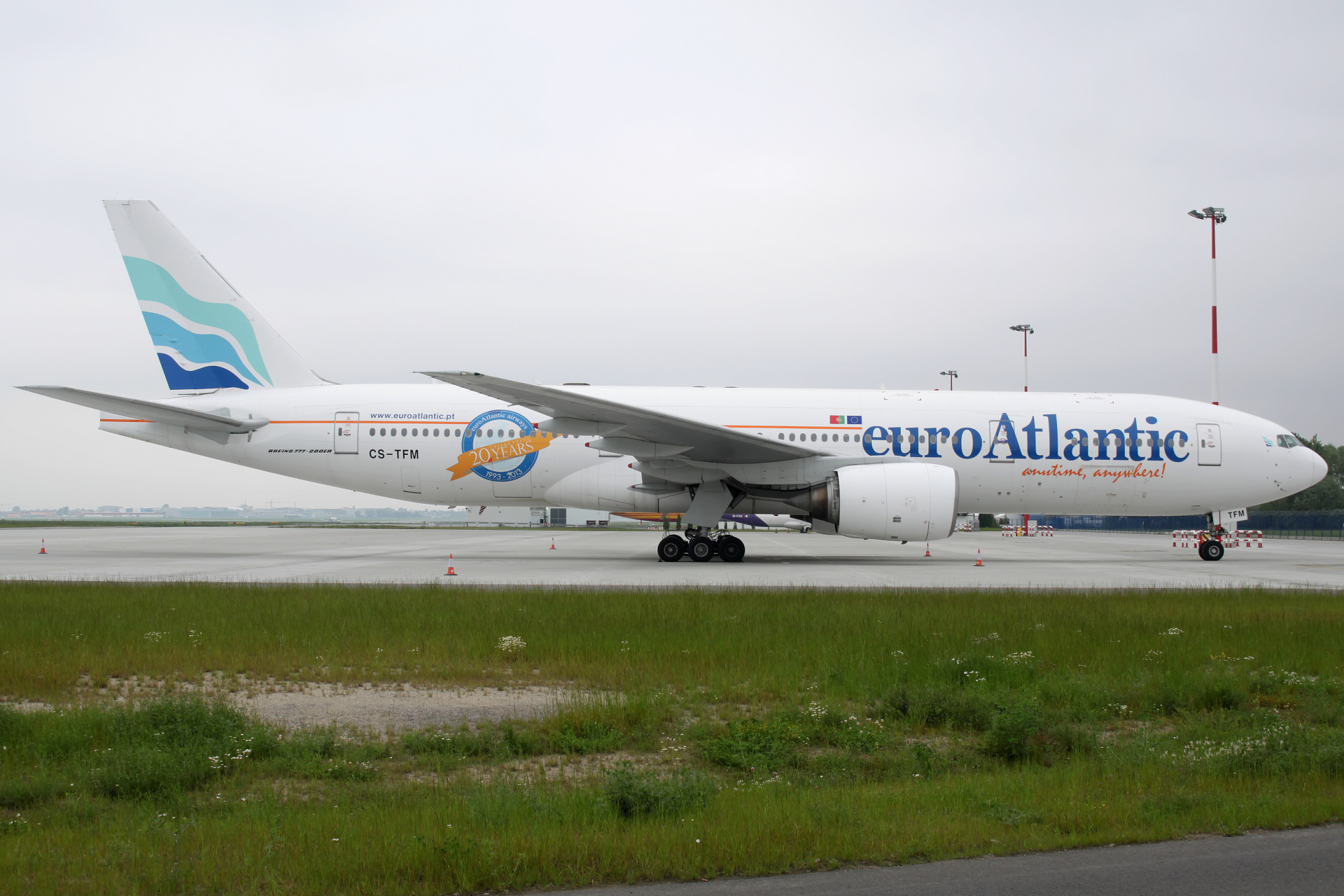 CS-TFM (malowanie 20. rocznicy) (Samoloty » Spotting na EPWA » Boeing 777-200 i 200ER » EuroAtlantic Airways)
