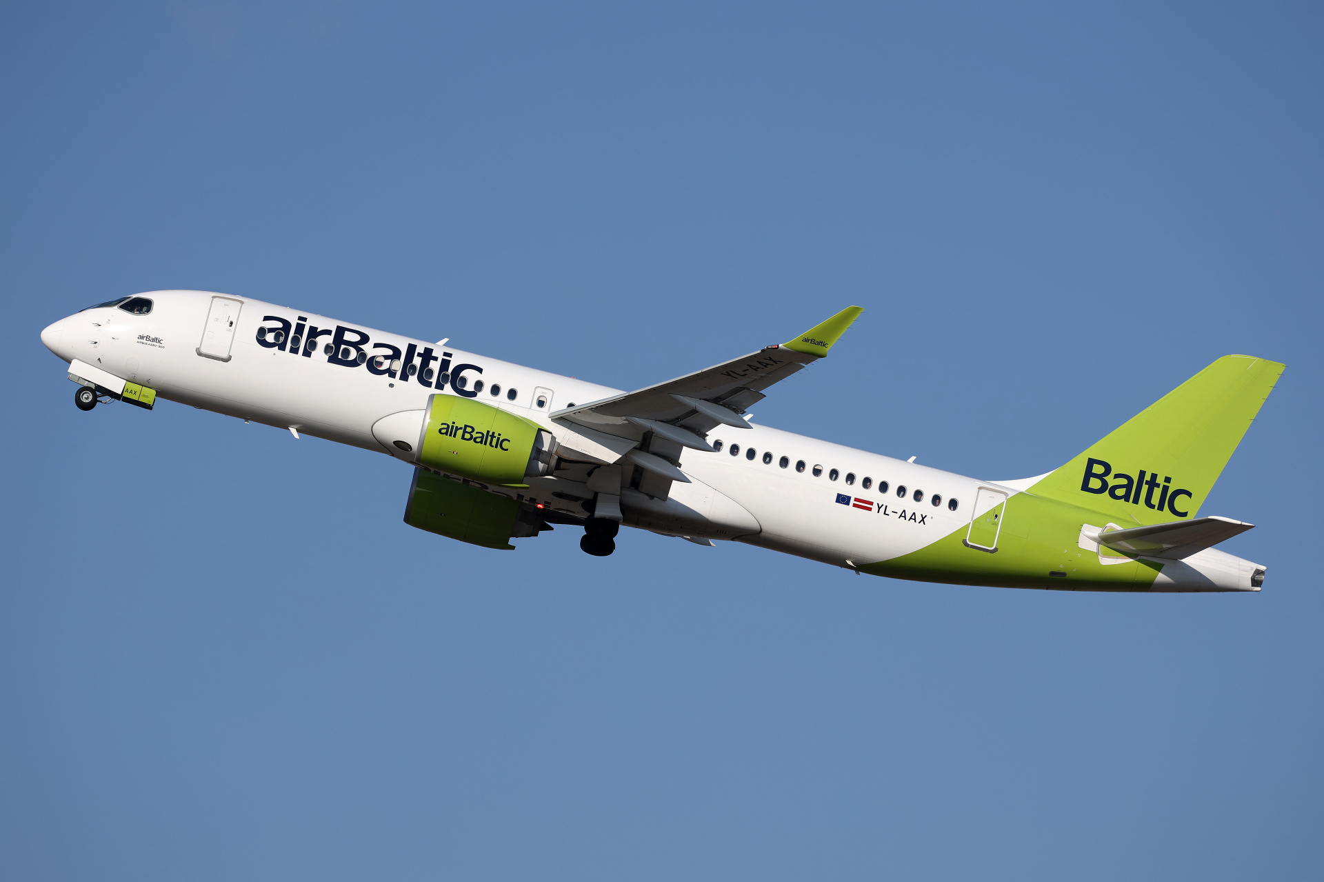 YL-AAX (Aircraft » EPWA Spotting » Airbus A220-300 » airBaltic)