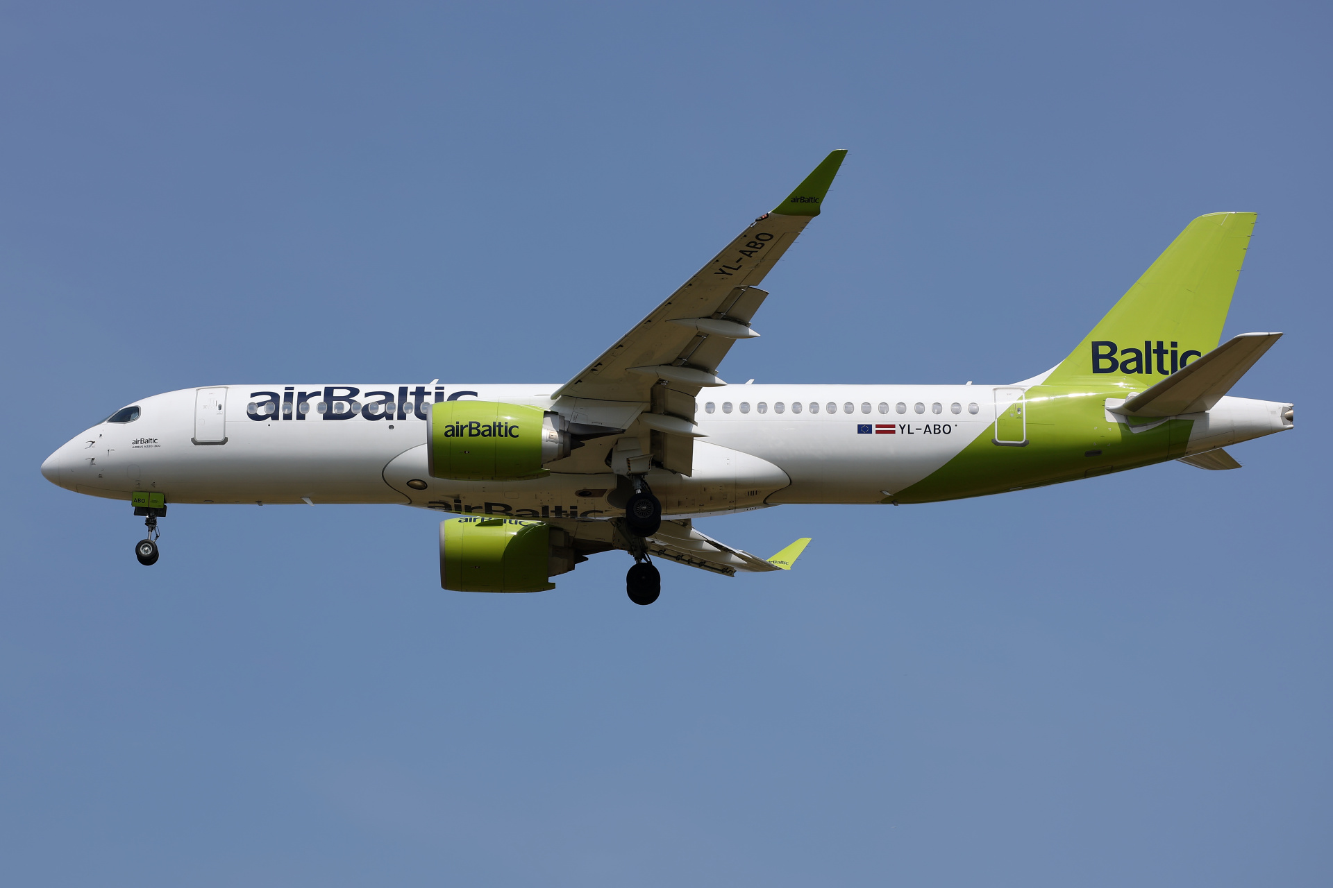 YL-ABO (Aircraft » EPWA Spotting » Airbus A220-300 » airBaltic)