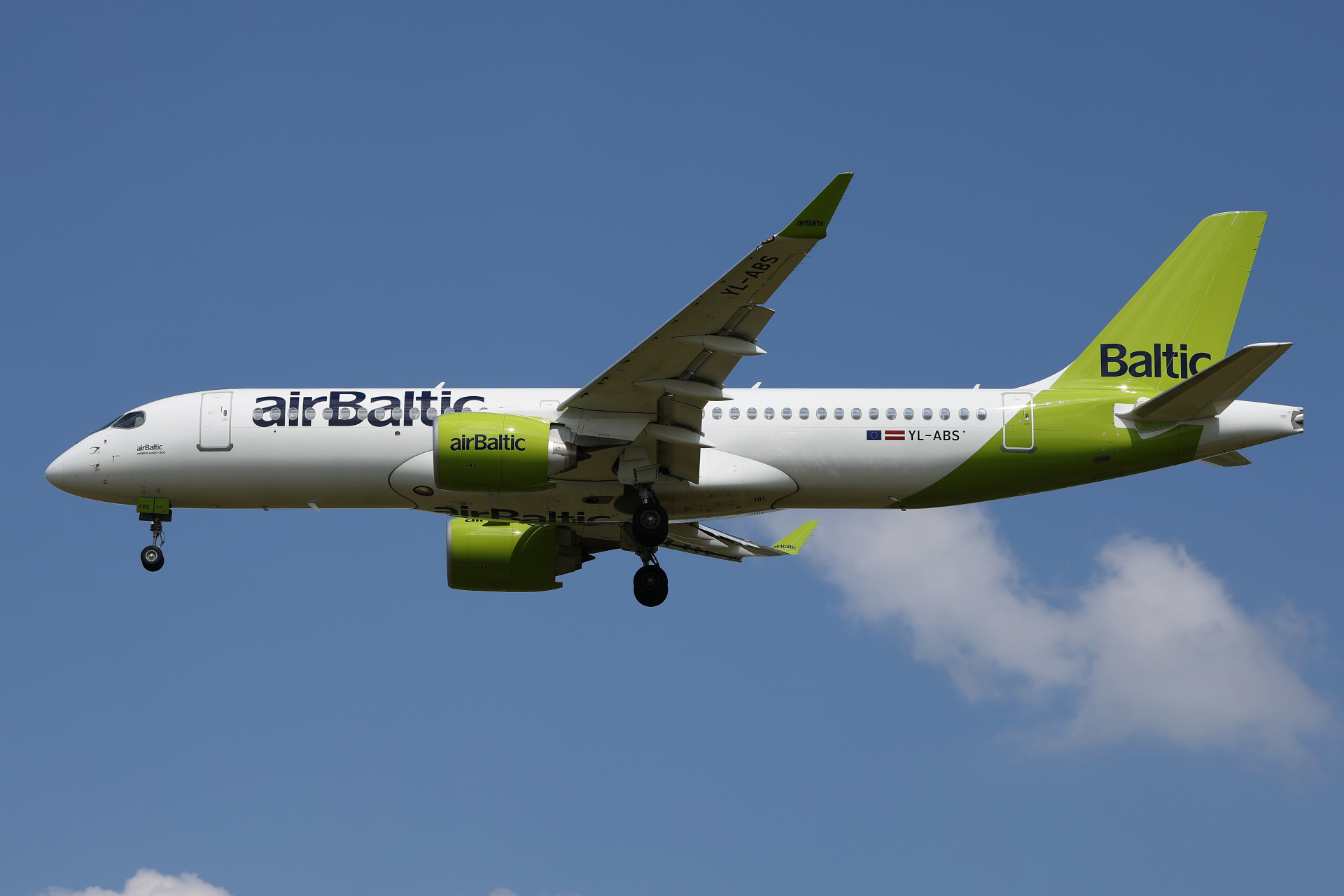 YL-ABS (Aircraft » EPWA Spotting » Airbus A220-300 » airBaltic)