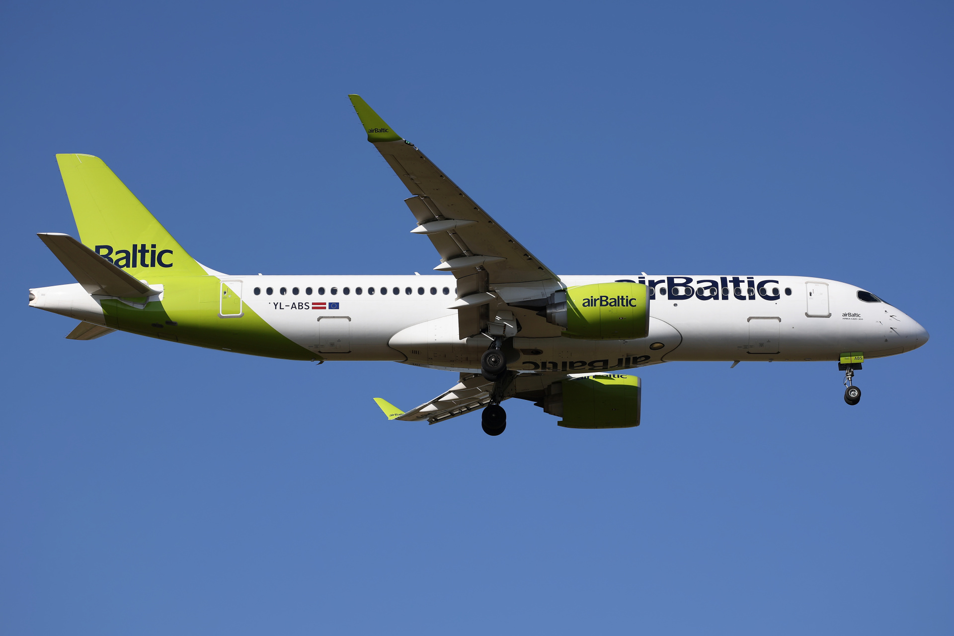 YL-ABS (Aircraft » EPWA Spotting » Airbus A220-300 » airBaltic)