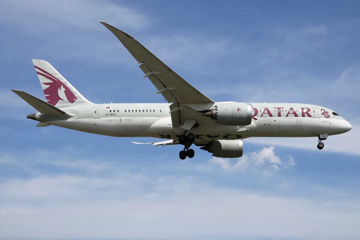 A7-BCY (naklejka 25 lat doskonałości) (Samoloty » Spotting na EPWA » Boeing 787-8 Dreamliner » Qatar Airways)