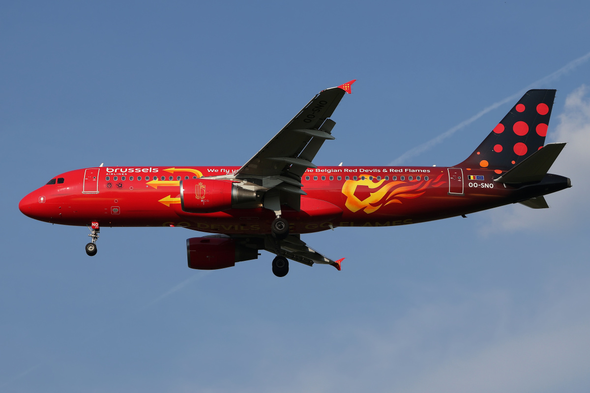 OO-SNO (malowanie Ikony Belgii - Trójząb: Red Devils i Red Flames) (Samoloty » Spotting na EPWA » Airbus A320-200 » Brussels Airlines)