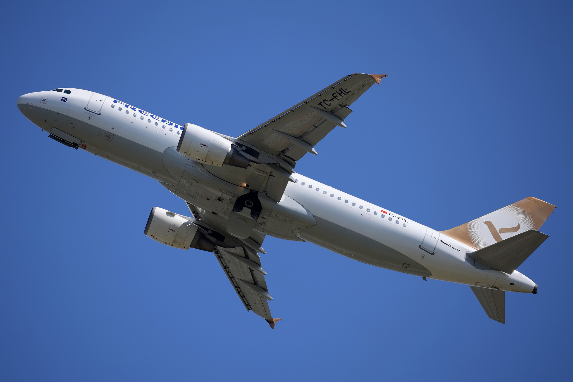 TC-FHL (Aircraft » EPWA Spotting » Airbus A320-200 » Freebird Airlines)