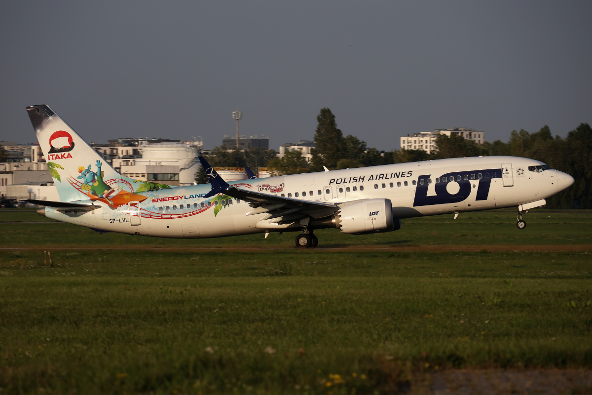 SP-LVL (malowanie Itaka/Energylandia) (Samoloty » Spotting na EPWA » Boeing 737-8 MAX » Polskie Linie Lotnicze LOT)