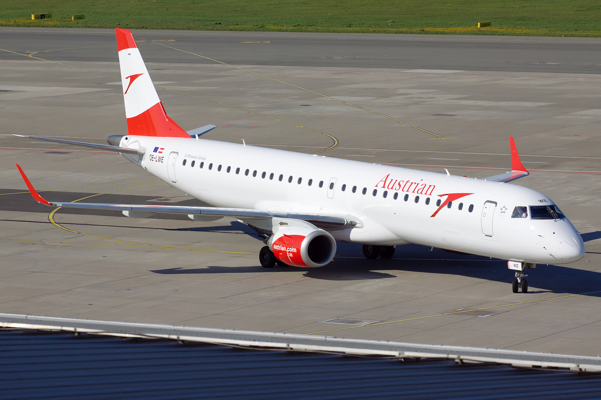 OE-LWE (Aircraft » EPWA Spotting » Embraer E195 » Austrian Airlines)
