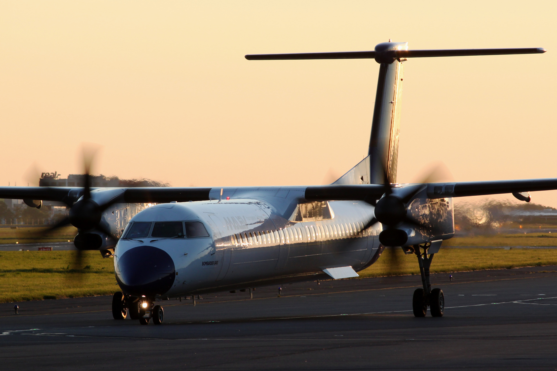 HA-LQA (Aircraft » EPWA Spotting » De Havilland Canada DHC-8 Dash 8 » Malév Hungarian Airlines)